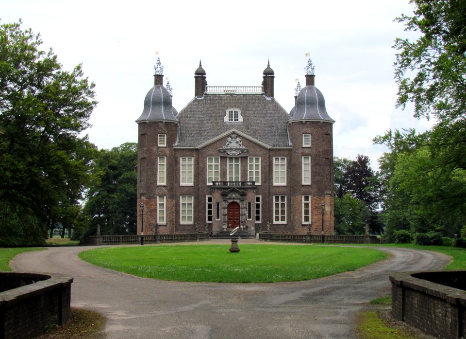 Kasteel Biljoen, hoofdgebouw en voorplein