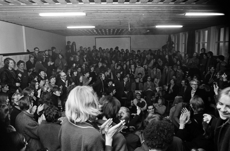Katholieke Academie te Beverwijk nog bezet Plenaire vergadering met sympathisant, Bestanddeelnr 923-1547