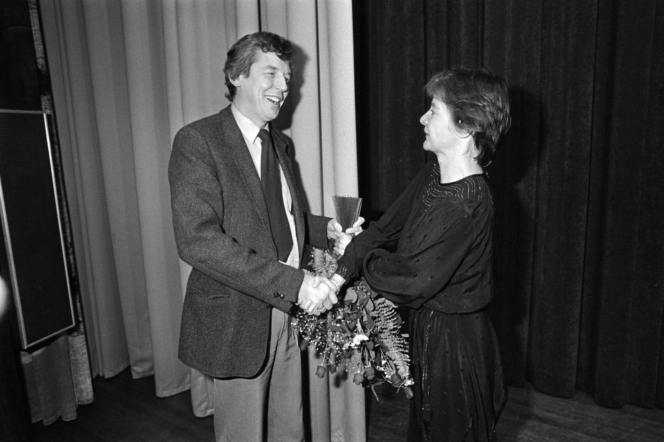 Karin Adelmund geeft Wim Kok bloemen, Bestanddeelnr 931-7910