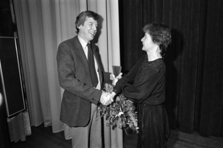 Karin Adelmund geeft Wim Kok bloemen, Bestanddeelnr 931-7910