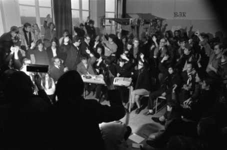 Katholieke Academie te Beverwijk nog bezet Plenaire vergadering met sympathisant, Bestanddeelnr 923-1548