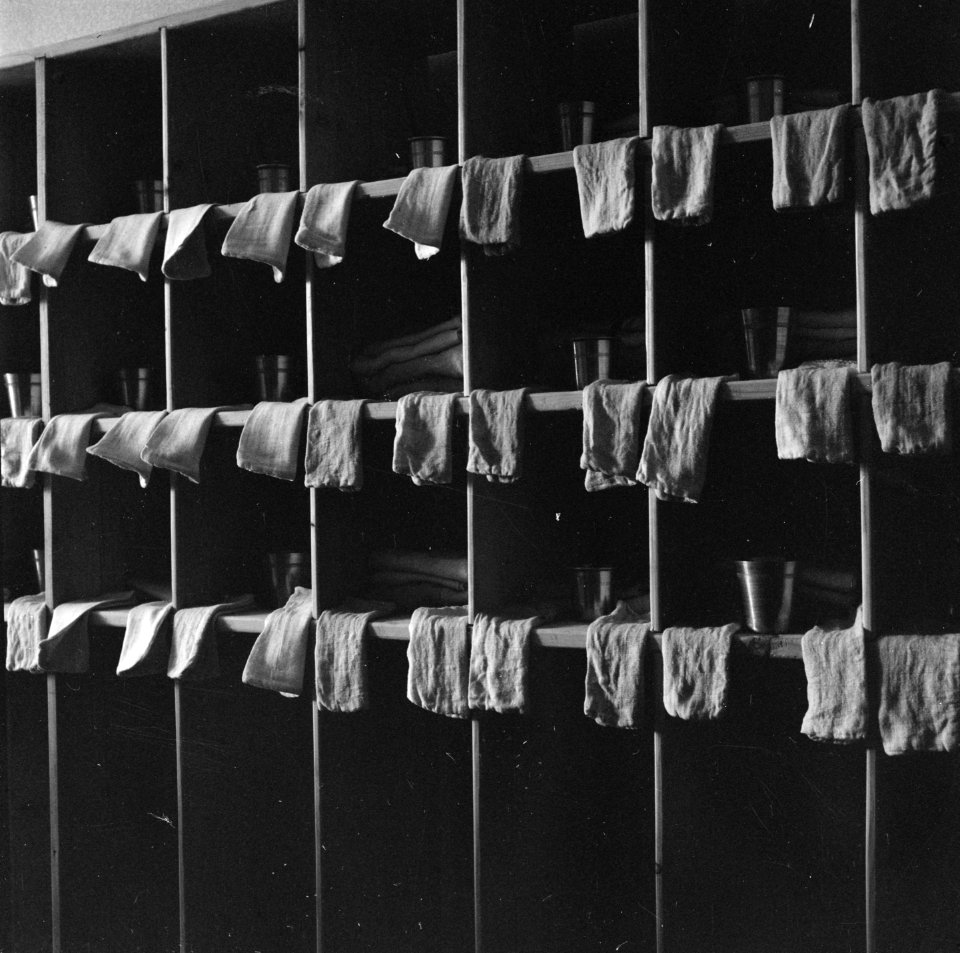 Kast met vakken waarin washandjes en ander gerei, Bestanddeelnr 900-4897