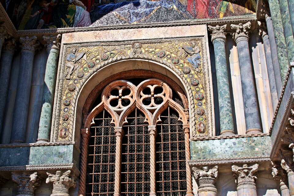 Architecture decorating the basilica
