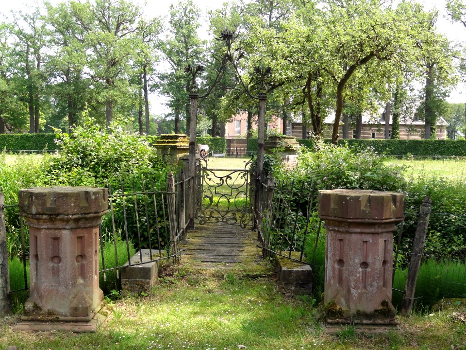 Kasteel Heeswijk Rijksmonument 511901 westelijk hek met bruggetje