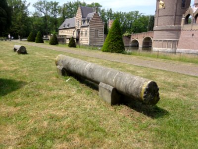 Kasteel Heeswijk Rijksmonument 511918 2 van 4 marmeren zuilschachten