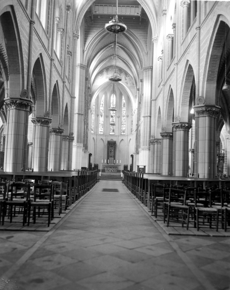 Kathedraal de H Barabara te Breda, het interieur Kathedraal te Breda, Bestanddeelnr 916-0528