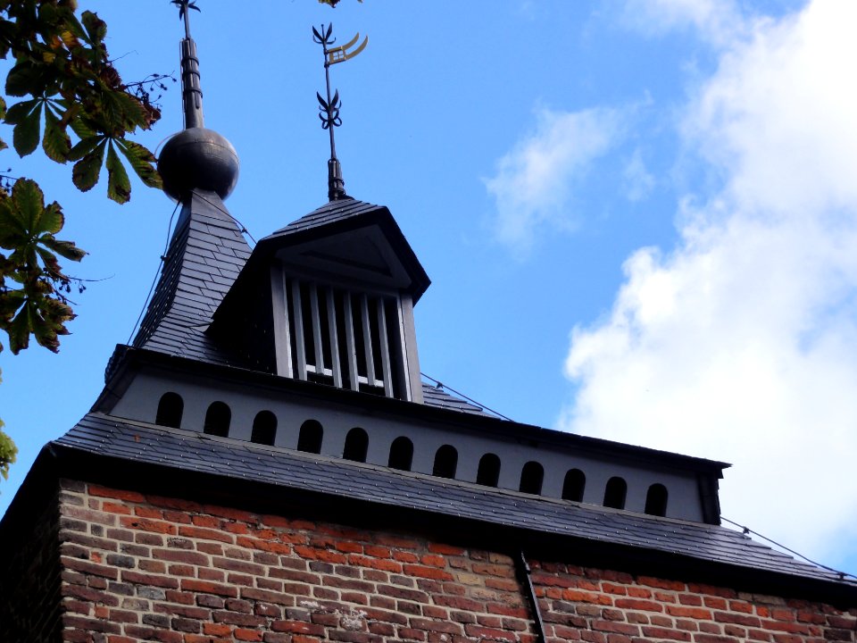Kasteel Helmond, poorttoren 1, de westelijke, dak met duiventilgaten