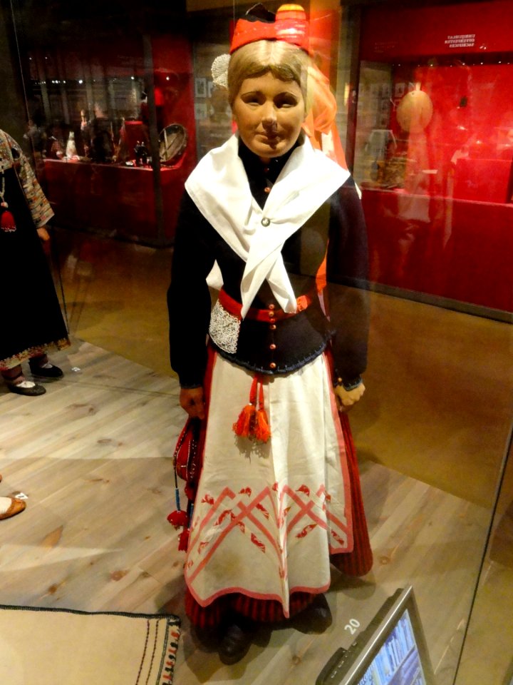 Karla, Saaremaa, 1902 - Finnic dress - Museum of Cultures (Helsinki) - DSC04779