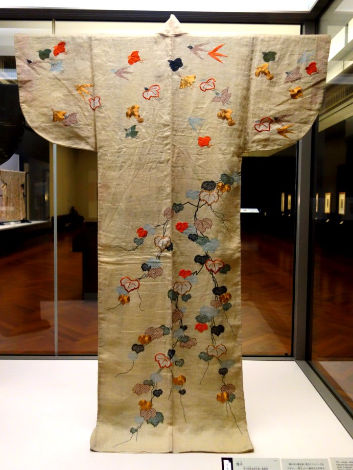 Katabira (summer garment), Edo period, 18th century, design of leaf- or fan-shaped birds and ivy on light yellow ramie ground - Tokyo National Museum - DSC06193