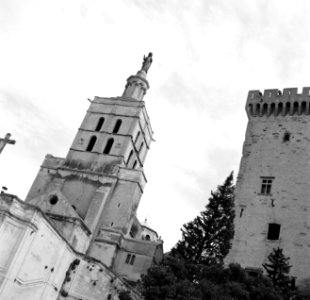 Kathedraal Notre Dame des Doms, met rechts een gedeelte van het Palais des Papes, Bestanddeelnr 254-0228