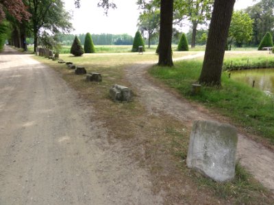 Kasteel Heeswijk Rijksmonument 511913 acht elementen voor het kasteel op het pad