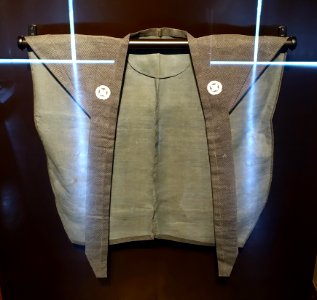 Kataginu (vest), crest of the Asano family of Mino province, Japan, Edo period, 1615-1868 AD, hemp, wool, wood, lacquer, metal - The Ann and Gabriel Barbier-Mueller Museum - DSC05615