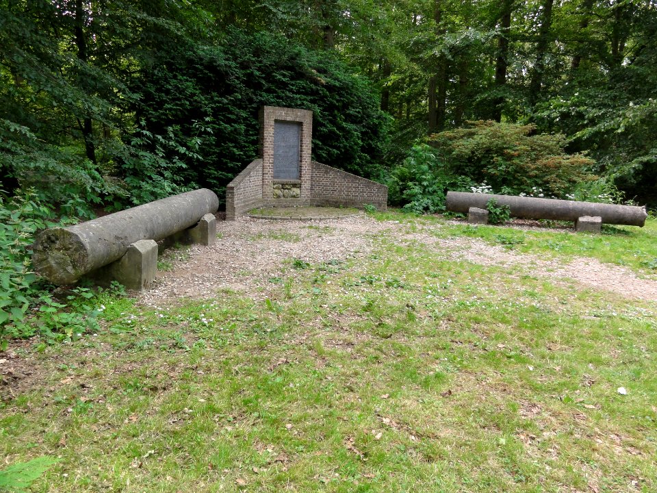 Kasteel Heeswijk Rijksmonument 511918 2 van 4 marmeren zuilschachten bij oorlogsmonument 1