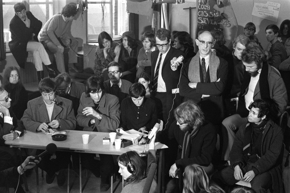 Katholieke Academie te Beverwijk nog bezet. Voogd (PVDA) brengt voorstel van Bru, Bestanddeelnr 923-1545