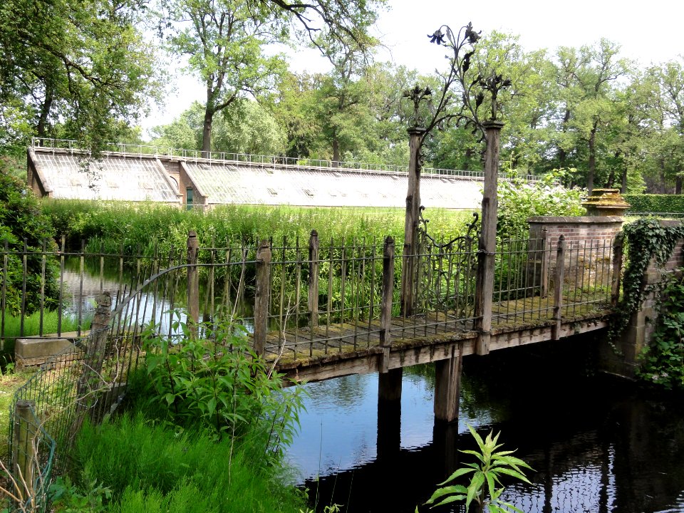 Kasteel Heeswijk Rijksmonument 51899 kas in moestuin met Rijksmonument 511901 westelijk hek met bruggetje