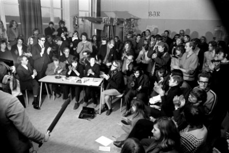 Katholieke Academie te Beverwijk nog bezet Plenaire vergadering met sympathisant, Bestanddeelnr 923-1549