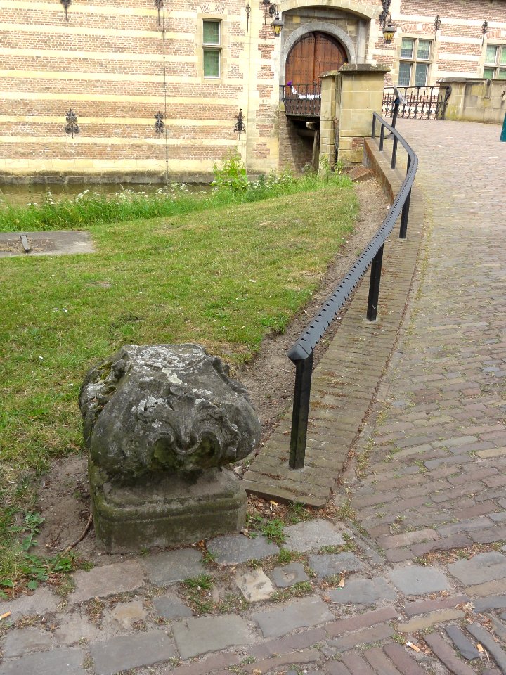 Kasteel Heeswijk Rijksmonument 511905 klein object op sokkel links van toegangspad
