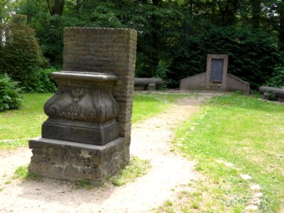 Kasteel Heeswijk, sokkel achter tegen oorlogsmonument 2