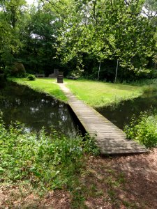 Kasteel Heeswijk veldje met de twee oorlogsmonumenten