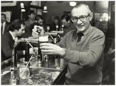 Kastelein Jan van IJzendoorn in Café 'De Witte Zwaan, NL-HlmNHA 54012340