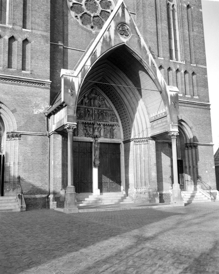 Kathedraal de H Barabara te Breda, het exterieur waarschijnlijk huwelijk Prinse, Bestanddeelnr 916-0524