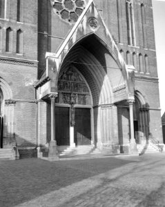 Kathedraal de H Barabara te Breda, het exterieur waarschijnlijk huwelijk Prinse, Bestanddeelnr 916-0524