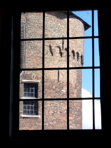 Kasteel Helmond, interieur, raamdoorkijk op zijtoren