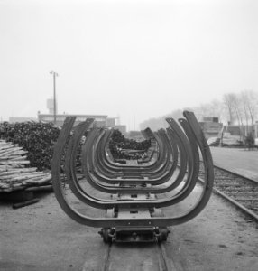 Karren, houtopslagplaatsen, boomstammen, rails, Bestanddeelnr 253-5404