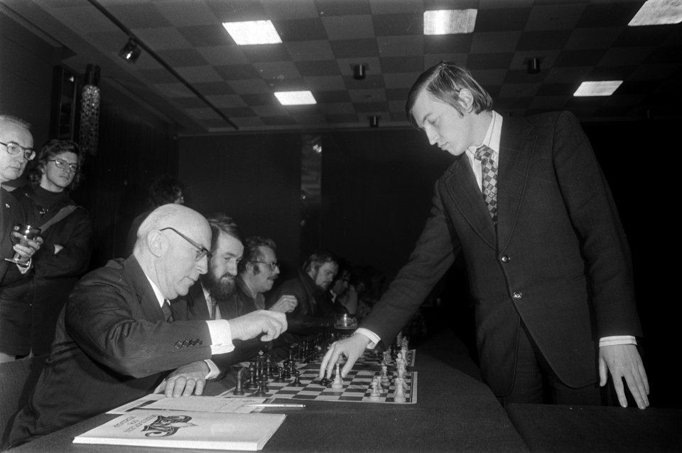 Karpov speelt simultaan in Krasnapolsky, Amsterdam Karpov in aktie tegen burgem, Bestanddeelnr 928-4184