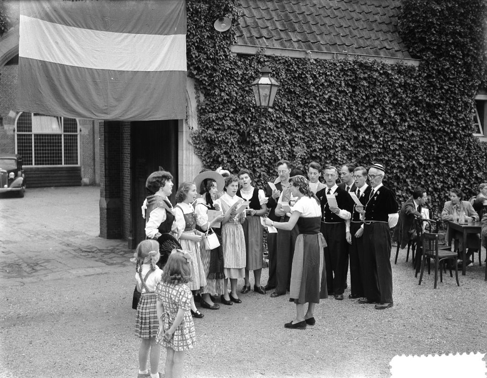 Kasteel Nijenrode Zwitserse club Bondsdest. 1952 Zie ook 52567 tot en met 73, Bestanddeelnr 905-2506