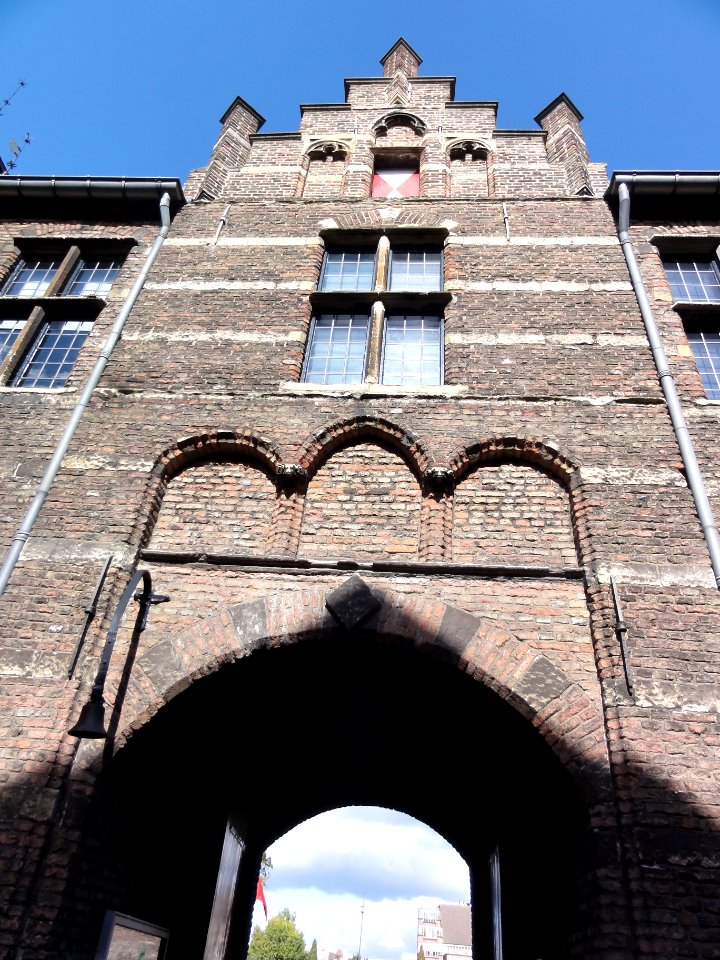 Kasteel Helmond, binnenplaats, gevel boven ingang