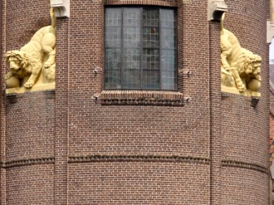 Kasteel Heeswijk Rijksmonument 21279 de leeuwen op de donjon