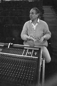 Karlheinz Stockhausen achter het mengpaneel voor geluid, Bestanddeelnr 934-3872