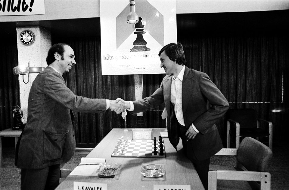 Karpov krijgt een hand van Kavalek (links), Bestanddeelnr 930-3234