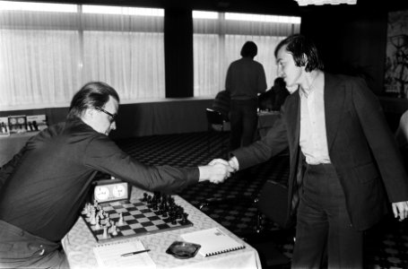 Karpov (rechts) schudt Larsen de hand, Bestanddeelnr 930-9171