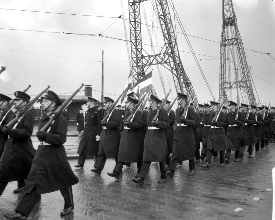 Korps Mariniers 297 jaar, bij de Maasbrug, Bestanddeelnr 914-5994