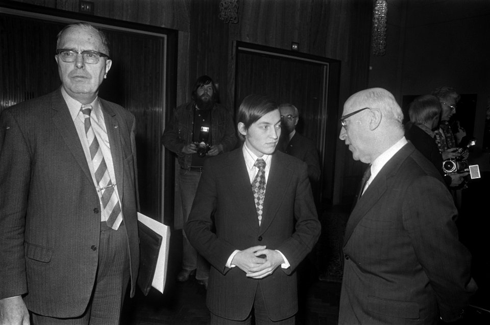 Karpov speelt simultaan in Krasnapolsky, Amsterdam vlnr Euwe, Karpov en bur, Bestanddeelnr 928-4186
