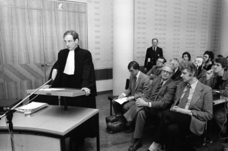 Kort geding voor rechtbank CNV tegen Staat der Ned. om loonmaatregel. Advocaat v, Bestanddeelnr 931-9115