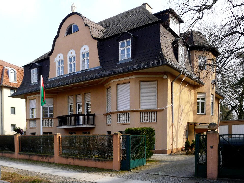 Karolingerplatz 10-11 (Berlin-Westend)
