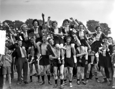 Korfballen Rhoda kampioen van Nederland. Huldiging na laatste wedstrijd, Bestanddeelnr 907-8787