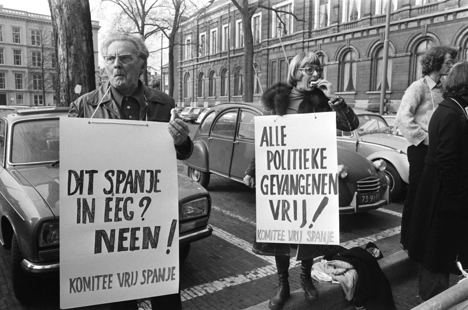 Korte demonstratie voor ministerie Buitenlandse Zaken Den Haag tegen toestand in, Bestanddeelnr 928-4230