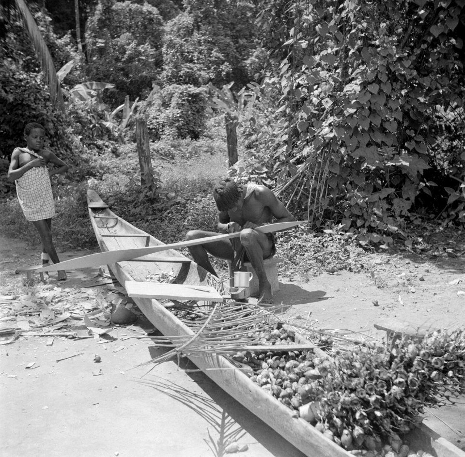 Korjaalbouwers aan het werk in Langetabbetje in Suriname, Bestanddeelnr 252-6755