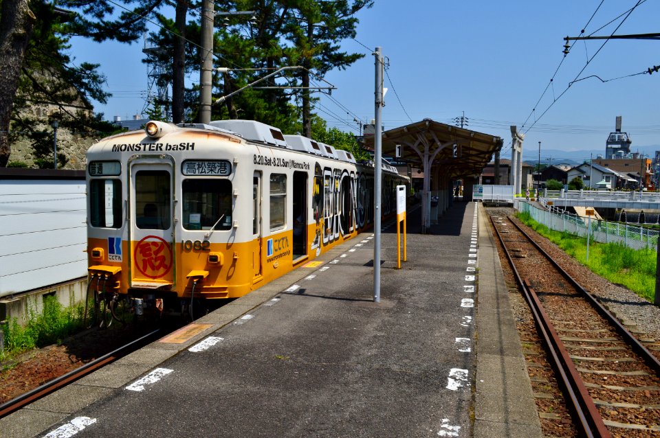 Kotoden-Kotohira Station, platform