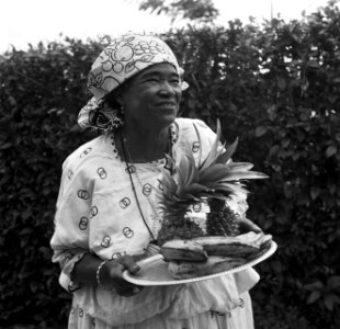 Kotomisi Pauline in Nickerie met een schaal met fruit, Bestanddeelnr 252-5450