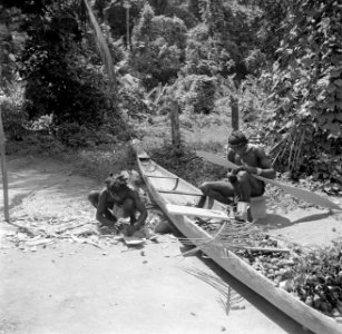 Korjaalbouwers aan het werk in Langetabbetje in Suriname, Bestanddeelnr 252-6754