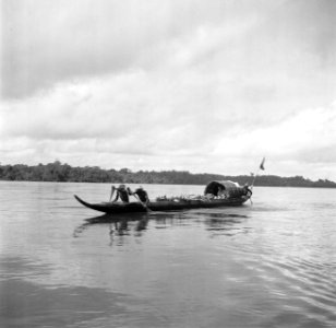 Korjaal op de Marowijnerivier bij Langetabbetje in Suriname, Bestanddeelnr 252-6669