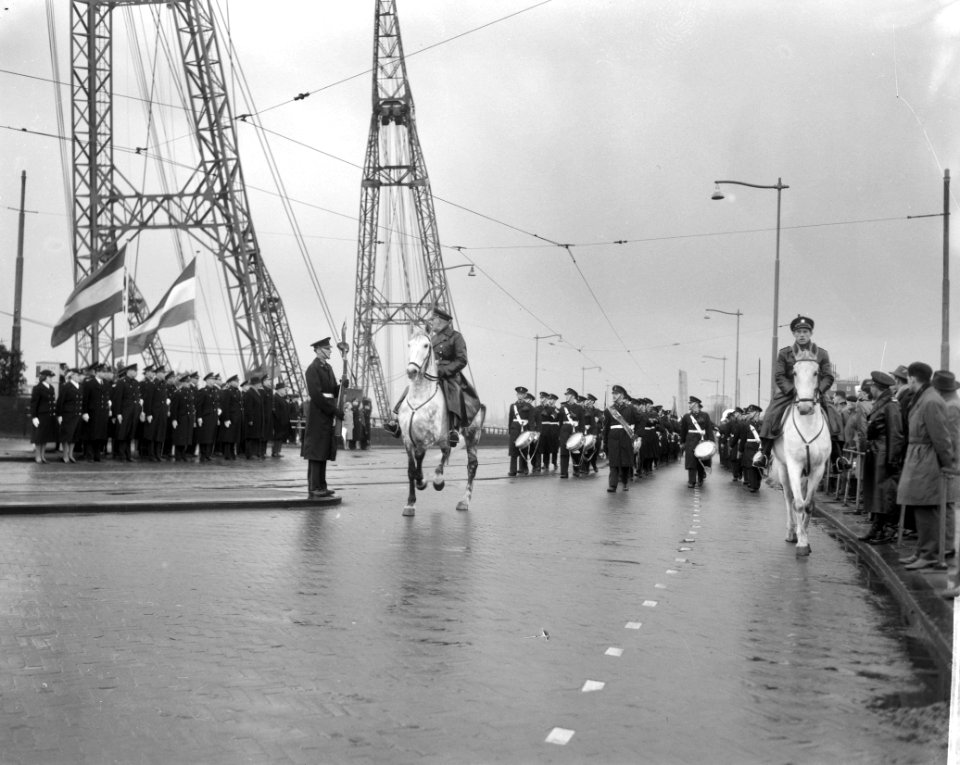 Korps Mariniers 297 jaar, bij de Maasbrug, Bestanddeelnr 914-5993