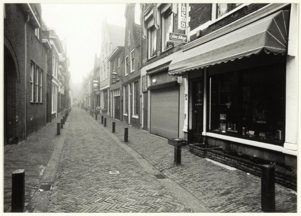 Korte Begijnestraat, ziende naar het westen. NL-HlmNHA 54015341