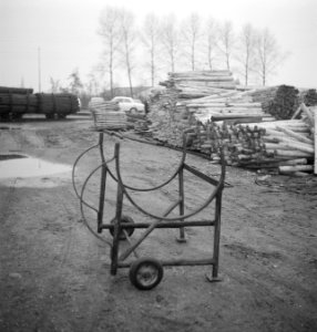 Karren, houtopslagplaatsen, boomstammen, Bestanddeelnr 253-5403