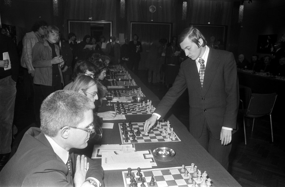 Karpov speelt simultaan in Krasnapolsky, Amsterdam karpov tijdens zijn simultaa, Bestanddeelnr 928-4185